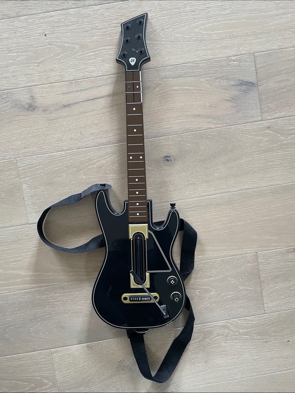 The Guitar Hero Live Wireless Guitar Controller (Model 0000654) no dongle